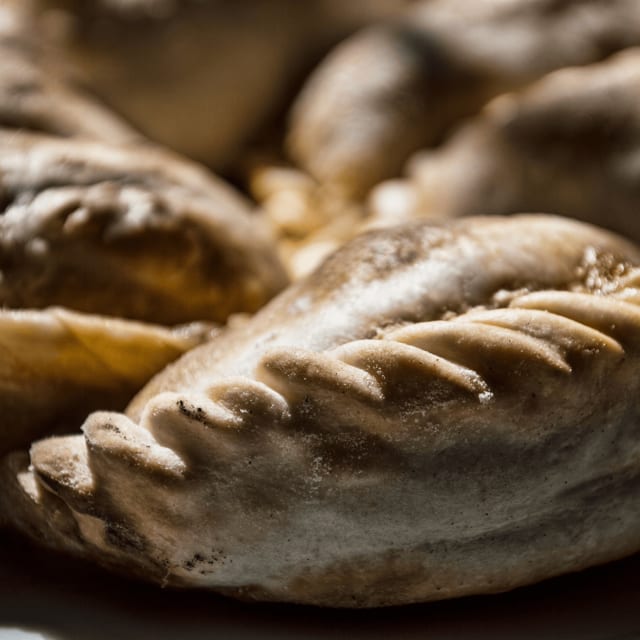 Empanada de Mozzarella Y Cebolla.