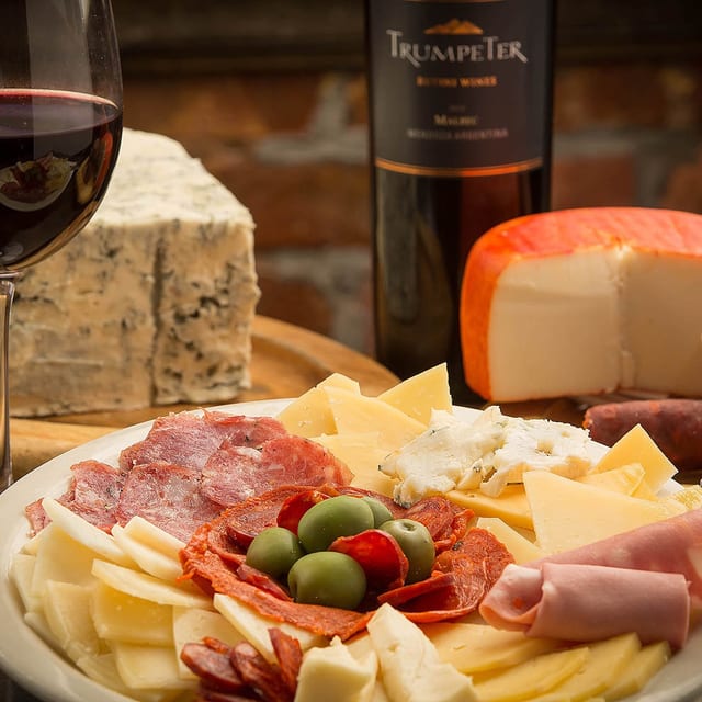 Tabla De Quesos Premium Italianos Y Españoles Con Datiles.