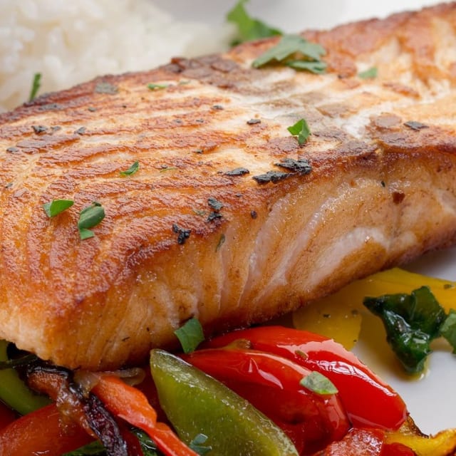 Salmon Al Grill Con Mix Vegetales Salteados (8 Oz).