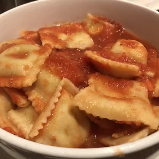 Ravioles De Cuatro Quesos (Asiago, Romano, Parmigiano Y Ricotta) Al Fileto.