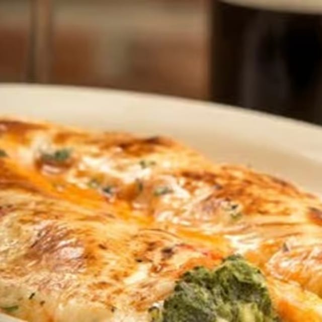 Canelones Caseros De Espinaca Y Ricotta Con Salsa De Tomate Y Salsa Blanca.